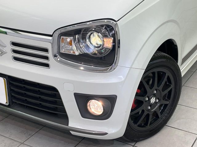 【HIDヘッドライト】非常に明るく前方を照らしてくれるので、悪天候や夜間の走行時も視界良好で安心してお乗りいただけます。