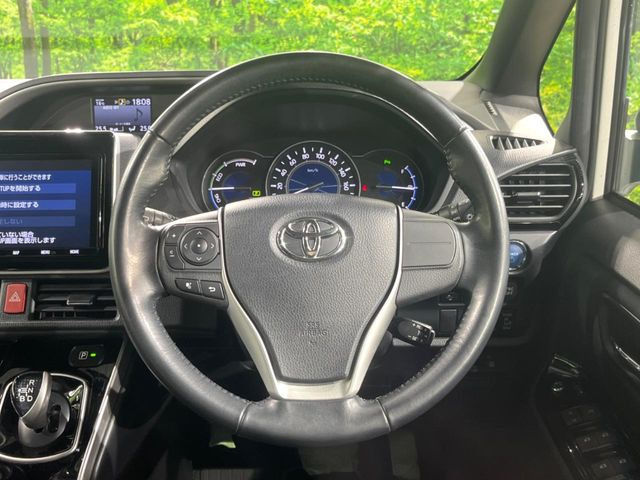 �C���e���A�ɍ��킹���f�U�C���̃X�e�A�����O�́A�^�]�������̂��Ƃ��l���A�^�]���₷���`��A�傫���ł��B�����x�A���ۂɐG���Ă��m���߂��������B