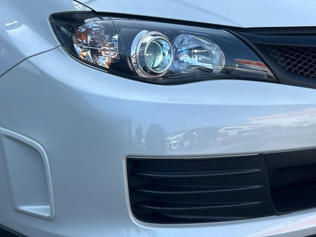 【HIDヘッドライト】非常に明るく前方を照らしてくれるので、悪天候や夜間の走行時も視界良好で安心してお乗りいただけます。