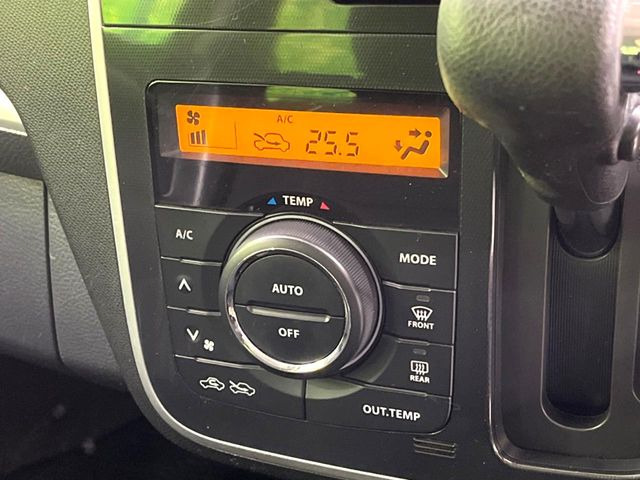 【オートエアコン】一度お好みの温度に設定すれば、車内の温度を検知し風量や温度を自動で調整。暑い&hellip;寒い&hellip;と何度もスイッチ操作をする必要はありません。快適な車内空間には必須の機能ですね♪