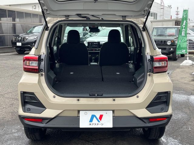 ���i�̂���������ʋ΁A���}���ɏ\���ȉ׎��X�y�[�X���m�ۂ��Ă���܂��B�Z�J���h�V�[�g��|���ƁA�傫�ȉו��̐ύڂ��\�ł���