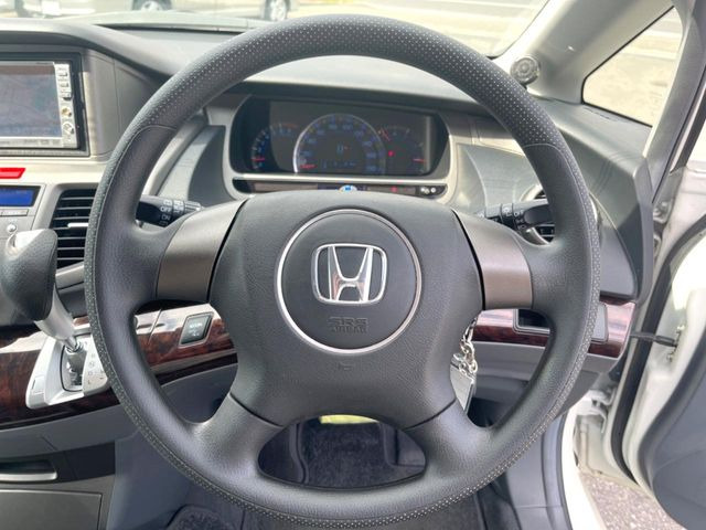 インテリアに合わせたデザインのステアリングは、運転される方のことも考え、運転しやすい形状、大きさです。是非一度、実際に触ってお確かめください。