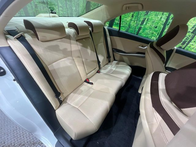 後部座席も気になるようなキズ・汚れやへたり等、大きなダメージはなく、良好な状態です。