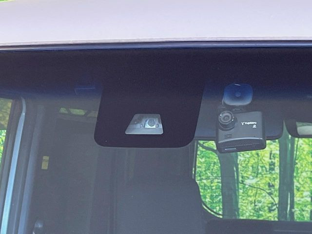 【スマートアシスト】走行中に前方の車両等を認識し、衝突しそうな時は警報とブレーキで衝突回避と被害軽減をアシスト。より安全にドライブをお楽しみいただけます。