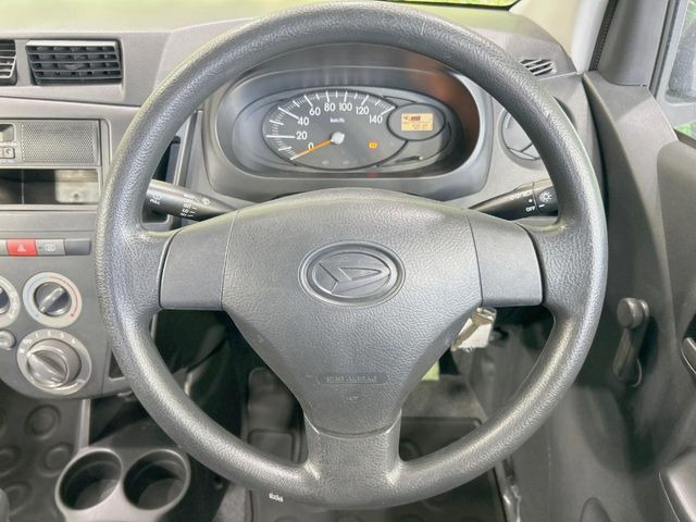 �C���e���A�ɍ��킹���f�U�C���̃X�e�A�����O�́A�^�]�������̂��Ƃ��l���A�^�]���₷���`��A�傫���ł��B�����x�A���ۂɐG���Ă��m���߂��������B