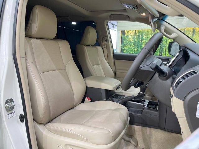 運転席シート廻りは使用感も少なく、良好な状態となっています。前オーナー様が丁寧に使っていたことがよくわかりますね。