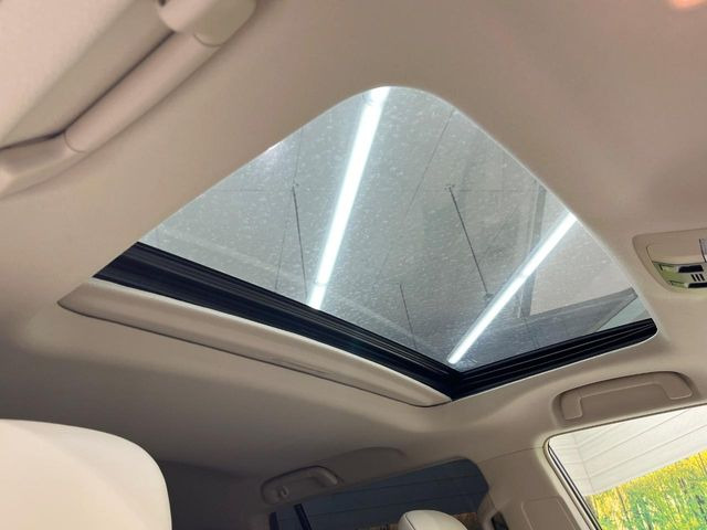 【サンルーフ】ボタンひとつで開閉可能!開放感たっぷりのサンルーフが装着されています!車内に明かりを取り入れたり景色を楽しむ以外にも、よどみがちな車内の空気も簡単に換気できて快適です!