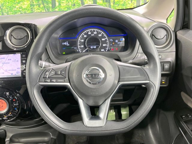 �C���e���A�ɍ��킹���f�U�C���̃X�e�A�����O�́A�^�]�������̂��Ƃ��l���A�^�]���₷���`��A�傫���ł��B�����x�A���ۂɐG���Ă��m���߂��������B