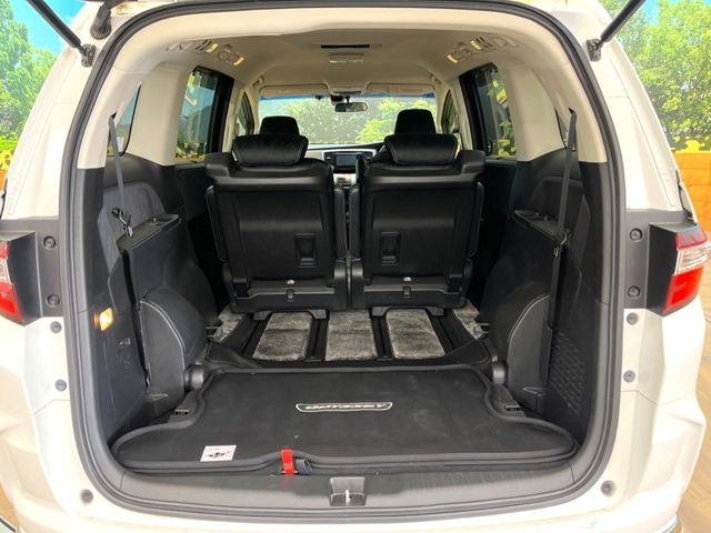 ���i�̂���������ʋ΁A���}���ɏ\���ȉ׎��X�y�[�X���m�ۂ��Ă���܂��B�Z�J���h�V�[�g��|���ƁA�傫�ȉו��̐ύڂ��\�ł���