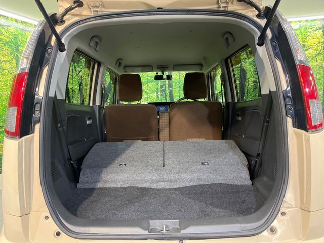 ���i�̂���������ʋ΁A���}���ɏ\���ȉ׎��X�y�[�X���m�ۂ��Ă���܂��B�Z�J���h�V�[�g��|���ƁA�傫�ȉו��̐ύڂ��\�ł���