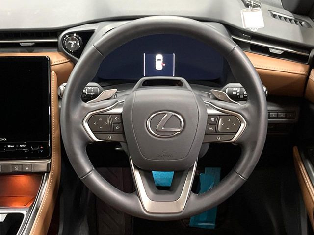 �C���e���A�ɍ��킹���f�U�C���̃X�e�A�����O�́A�^�]�������̂��Ƃ��l���A�^�]���₷���`��A�傫���ł��B�����x�A���ۂɐG���Ă��m���߂��������B