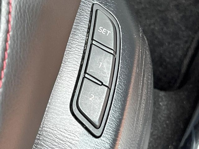 【メモリー機能付きパワーシート】ドライバーごとに設定したシート位置を記憶して、ボタン一つで切り替えできる便利な機能!運転する方が複数名いらっしゃるご家庭におすすめです♪