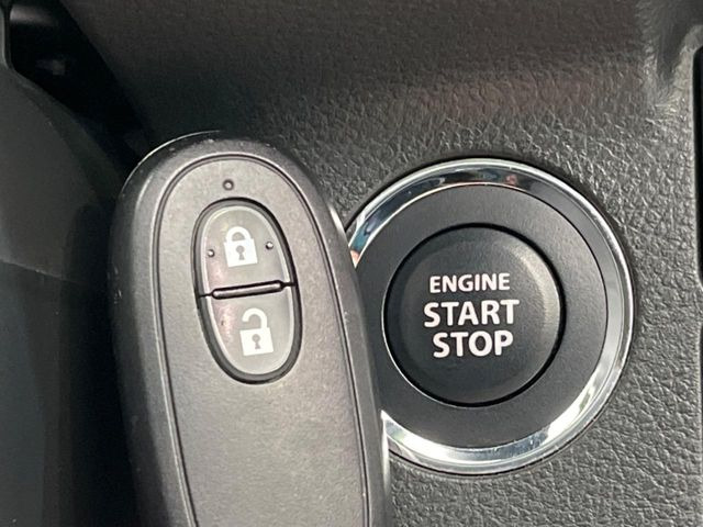 【キーレススタートシステム】カバンやポケットに入れたままでもドアの施錠・解錠が可能なスマートキーを装備。エンジンのオン・オフ時もカギを取り出す必要が無いからとっても便利です♪