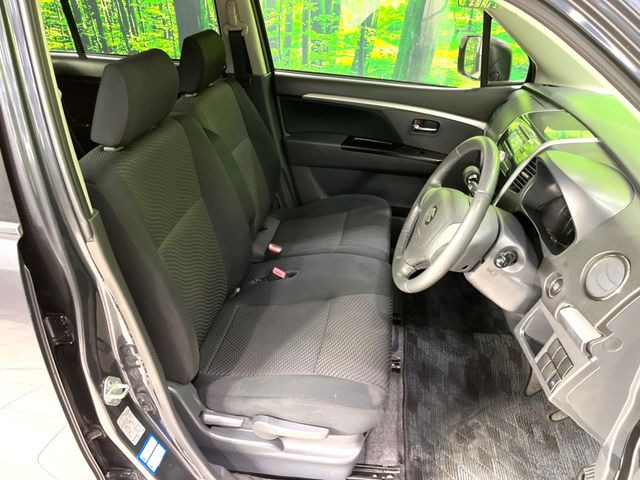 運転席まわりには十分なスペースがあり、大柄な方でもゆったり運転していただける環境です。