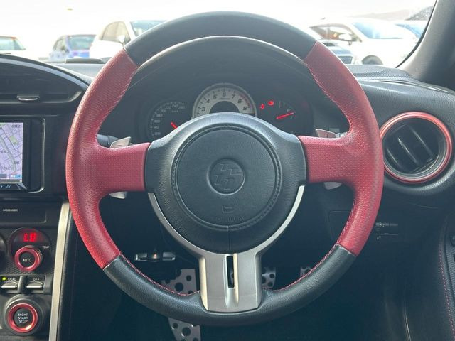 �y�����v�����X�e�A�����O�z�㎿�Ȋv���g�p���邱�ƂŁA��ɂ����������݂ƂĂ��^�]���₷���n���h���ł���