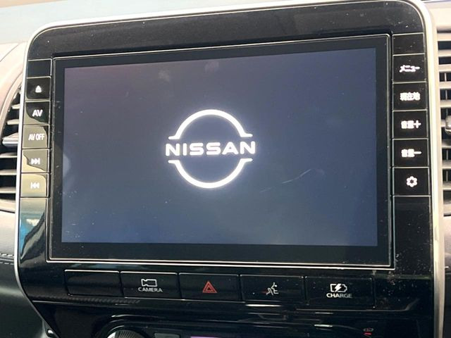 【10インチ純正ナビ】人気の純正ナビを装備しております。ナビの使いやすさはもちろん、オーディオ機能も充実!キャンプや旅行はもちろん、通勤や買い物など普段のドライブも楽しくなるはず♪