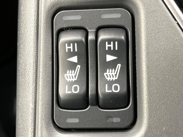 【シートヒーター】寒い日に重宝するシートヒーター!エアコンより早く温まってくれるので寒がりの人も安心ですね♪エアコンの温風は乾燥するから苦手、という方にもをおすすめです。