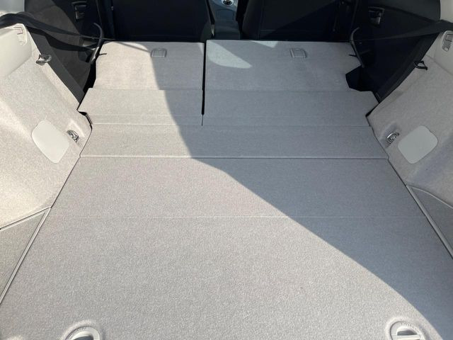 ���i�̂���������ʋ΁A���}���ɏ\���ȉ׎��X�y�[�X���m�ۂ��Ă���܂��B�Z�J���h�V�[�g��|���ƁA�傫�ȉו��̐ύڂ��\�ł���