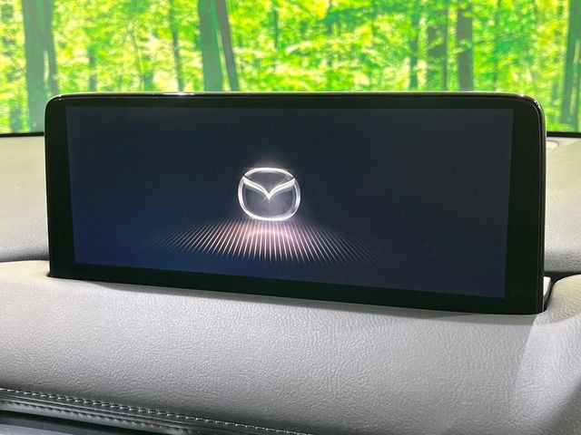 【10.25インチマツダコネクト】車内の雰囲気にマッチした大型ディスプレイ。スマホ接続でのナビ使用やBluetooth再生等、様々な機能が楽しめます。直感的なダイヤル操作が可能で、使い勝手も良好です。