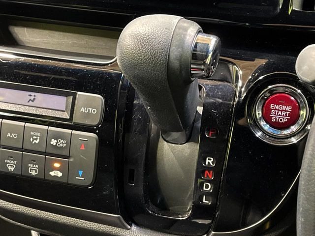 インパネシフトならハンドルからの移動距離が短く操作もスムーズ!また、足元が広くなりすっきりしますので、大柄な方でも快適にお過ごしいただけます。