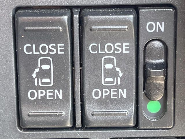 【両側パワースライドドア】スマートキーや運転席のスイッチで後席両側スライドドアの開閉が可能♪電動だから力を入れてドアを開ける必要が無く、小さなお子様でも簡単に開け閉めでき快適です♪