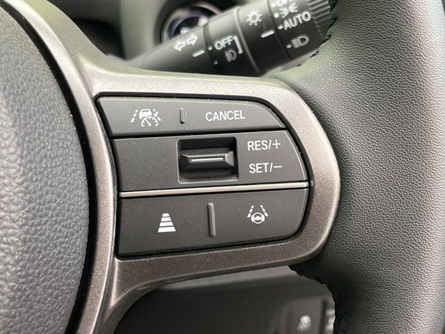 【アダプティブクルーズコントロール】高速道路での長距離走行が楽に!!自動で速度を保つクルーズコントロールが、衝突軽減システムと連携し、前方の車両を感知して車間を保つように速度調節してくれます!!