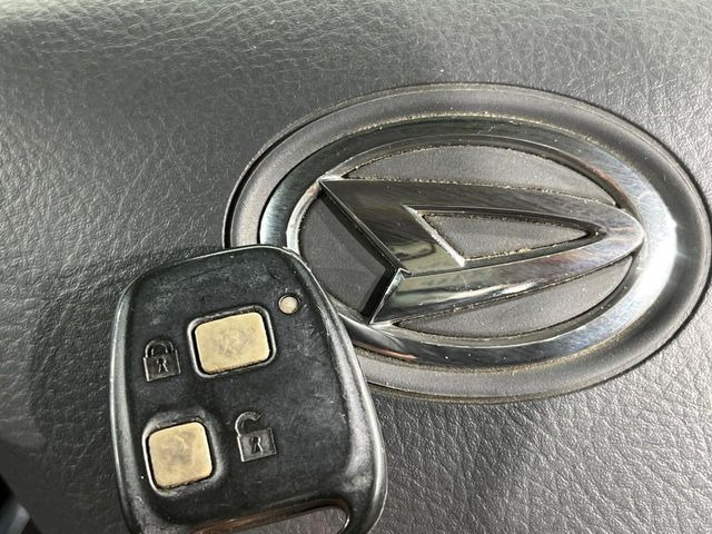 �y�L�[�t���[�V�X�e���z�J�o����|�P�b�g�ɓ��ꂽ�܂܂ł��h�A�̎{���E�������\�ȃX�}�[�g�L�[�𑕔��B�G���W���̃I���E�I�t�����J�M�����o���K�v����������Ƃ��Ă��֗��ł���