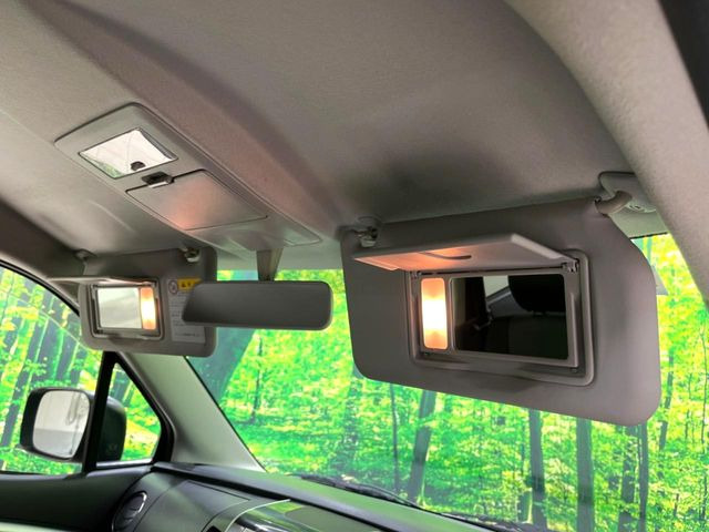 【バニティミラー】サンバイザー裏に設置されたミラーで身だしなみチェック!ちょっとしたメイク直しにも活躍します♪