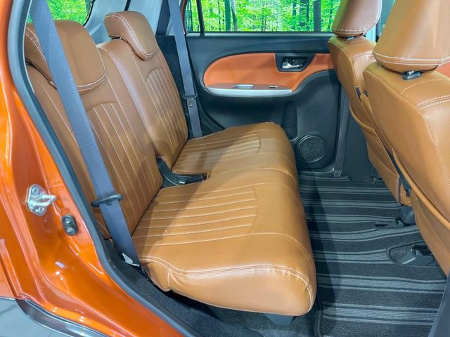 後部座席も気になるようなキズ・汚れやへたり等、大きなダメージはなく、良好な状態です。