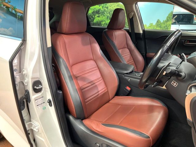 【合皮レザーシート】汚れのふき取りが容易でメンテナンスもが簡単な、機能性に優れる合成皮革を採用した上質なシートです。座り心地もよく、高級感あふれる心地良い車内空間を演出してくれます。