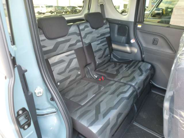 大人もゆったりと座れるリアシート。スライド機構も付いていますので使い方に合わせてお使い頂けます。この足元の広さ見てください。