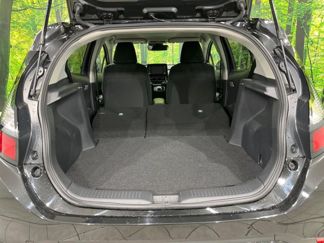 ���i�̂���������ʋ΁A���}���ɏ\���ȉ׎��X�y�[�X���m�ۂ��Ă���܂��B�Z�J���h�V�[�g��|���ƁA�傫�ȉו��̐ύڂ��\�ł���