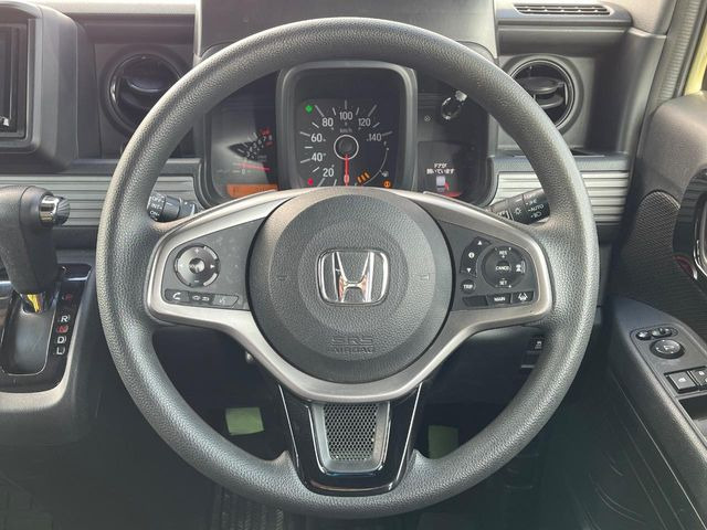 �C���e���A�ɍ��킹���f�U�C���̃X�e�A�����O�́A�^�]�������̂��Ƃ��l���A�^�]���₷���`��A�傫���ł��B�����x�A���ۂɐG���Ă��m���߂��������B