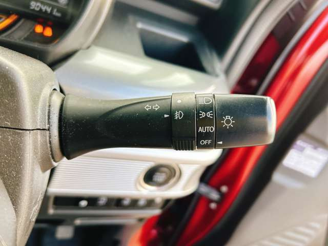 【オートライト】車外の明るさを検知して、自動的にヘッドライトを点灯してくれます♪トンネルを走行する際にも、自動的に点灯してくれて便利な装備の1つです♪
