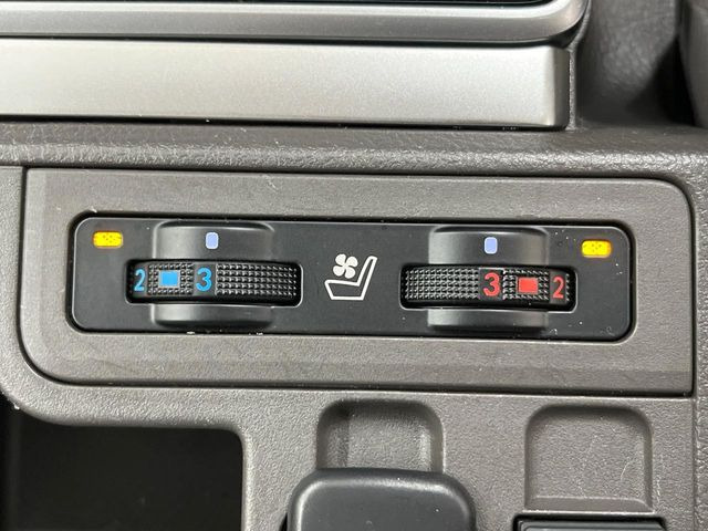 【シートヒーター】寒い日に重宝するシートヒーター!エアコンより早く温まってくれるので寒がりの人も安心ですね♪エアコンの温風は乾燥するから苦手、という方にもをおすすめです。