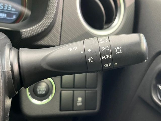 【オートライト】周りの明るさに応じて自動でヘッドライトの点灯・消灯ができる機能です!ライトの付け忘れ・消し忘れなどが無くなり、雨の日や夕方の走行も安心!トンネル通過時も便利ですね♪