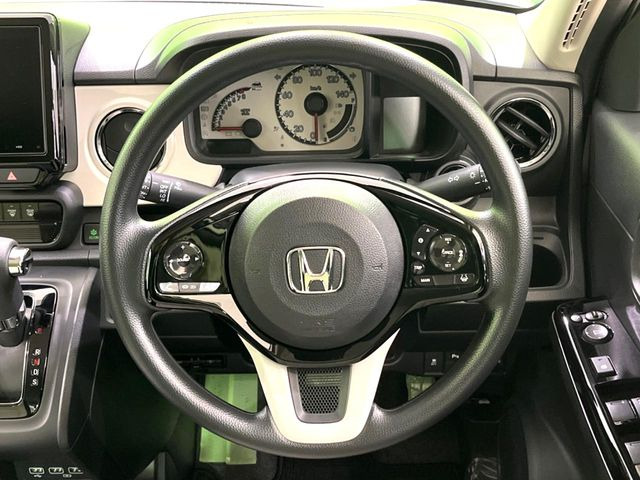 【ステアリングスイッチ】運転中、前方から目線をそらすことなく、オーディオ等の操作が可能な便利機能!安心&快適なドライブを演出してくれます♪