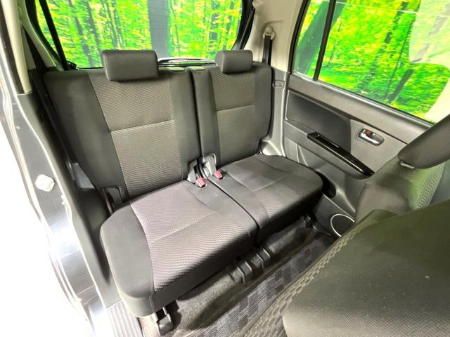 広々とした2列目シートは居住性が高く、居心地も快適!友達や家族とのお出かけにぴったりです。ベビーシートやチャイルドシート使用時も快適にお過ごしいただける十分な空間を確保しています。
