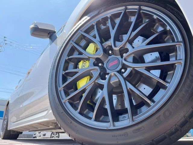 �y����18�C���`�A���~�z�C�[���z�O�ςɃ}�b�`���������A���~�z�C�[���𑕒����Ă���܂��B�e��ЊO�A���~�z�C�[����A�X�^�b�h���X�^�C�����戵�����Ă���܂��B���񂲑��k����������