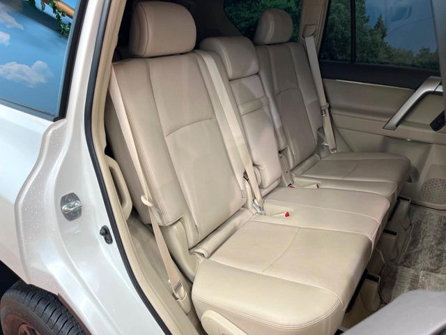 後部座席も気になるようなキズ・汚れやへたり等、大きなダメージはなく、良好な状態です。