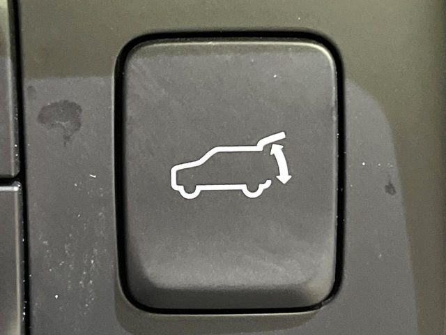 【パワーバックドア】スマートキーや運転席のボタンを押すだけでリアゲートが自動で開閉します!荷物を持っている時や、高い位置にあるバックドアを閉める際に便利な機能です♪