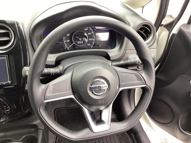 �C���e���A�ɍ��킹���f�U�C���̃X�e�A�����O�́A�^�]�������̂��Ƃ��l���A�^�]���₷���`��A�傫���ł��B�����x�A���ۂɐG���Ă��m���߂��������B