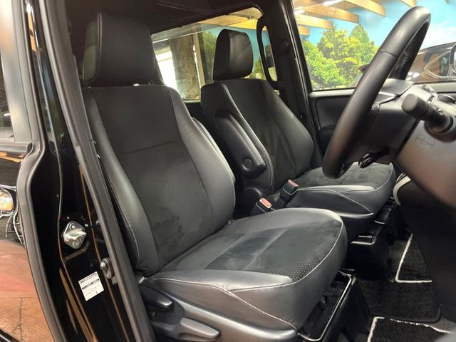 運転席シート廻りは使用感も少なく、良好な状態となっています。丁寧に使われていたことがよくわかりますね。