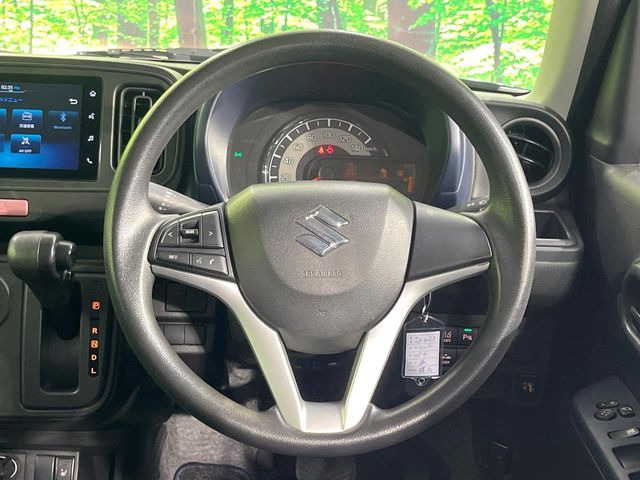 �C���e���A�ɍ��킹���f�U�C���̃X�e�A�����O�́A�^�]�������̂��Ƃ��l���A�^�]���₷���`��A�傫���ł��B�����x�A���ۂɐG���Ă��m���߂��������B