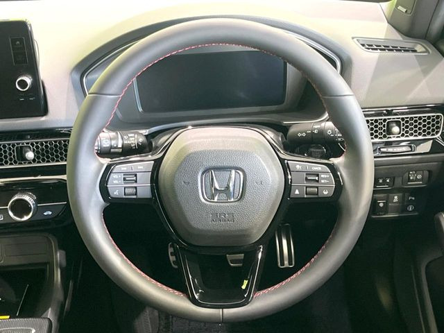 �C���e���A�ɍ��킹���f�U�C���̃X�e�A�����O�́A�^�]�������̂��Ƃ��l���A�^�]���₷���`��A�傫���ł��B�����x�A���ۂɐG���Ă��m���߂��������B