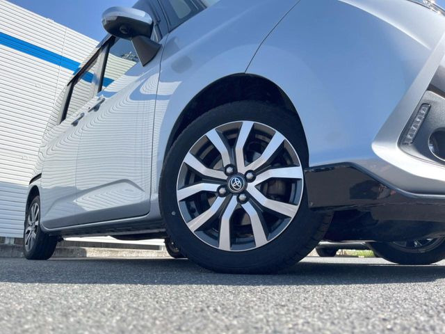 【純正アルミホイール】外観にマッチした純正アルミホイールを装着しております。各種社外アルミホイールや、スタッドレスタイヤも取扱いしております。是非ご相談ください♪