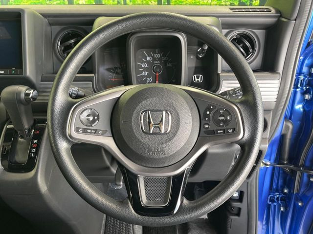 �C���e���A�ɍ��킹���f�U�C���̃X�e�A�����O�́A�^�]�������̂��Ƃ��l���A�^�]���₷���`��A�傫���ł��B�����x�A���ۂɐG���Ă��m���߂��������B