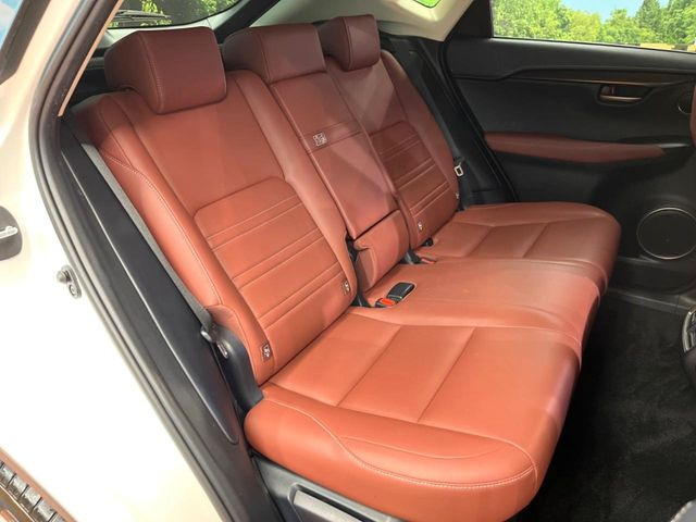 後部座席も気になるようなキズ・汚れやへたり等、大きなダメージはなく、良好な状態です。