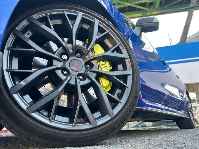 �y����19�C���`�A���~�z�C�[���z�O�ςɃ}�b�`���������A���~�z�C�[���𑕒����Ă���܂��B�e��ЊO�A���~�z�C�[����A�X�^�b�h���X�^�C�����戵�����Ă���܂��B���񂲑��k����������