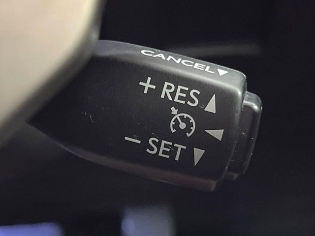 【クルーズコントロール】高速道路もラクラク走行。アクセルを離しても一定速度で走行ができ、長距離運転時の負担を軽減!加速・減速も簡単なスイッチ操作で調整できます。